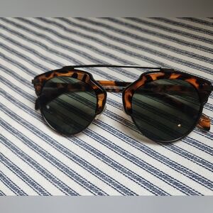 Vintage Style Tortoiseshell Sunglasses with Double Bridge